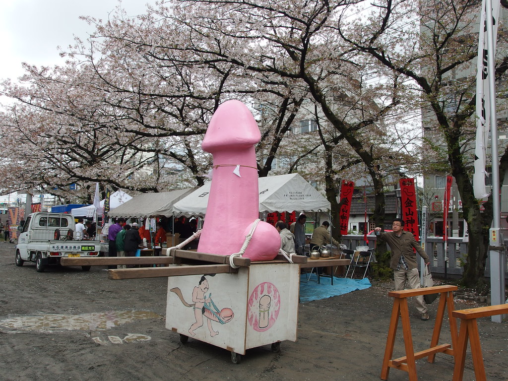 Procesión del Kanamara Matsuri en Japón, festival de fertilidad conocido como Día Internacional del Pene