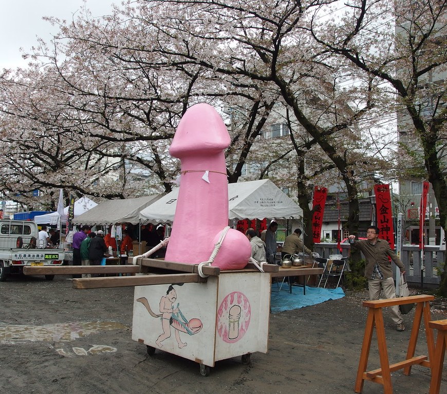Procesión del Kanamara Matsuri en Japón, festival de fertilidad conocido como Día Internacional del Pene