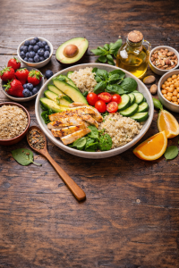 Alimentación saludable con verduras, quinoa, pollo y alimentos naturales para mejorar la energía y el bienestar femenino